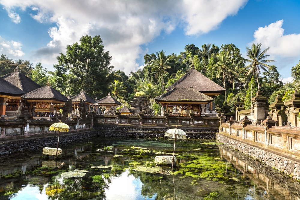 Becken mit heiligem Quellwasser im Tempel Tirta Empul auf Bali