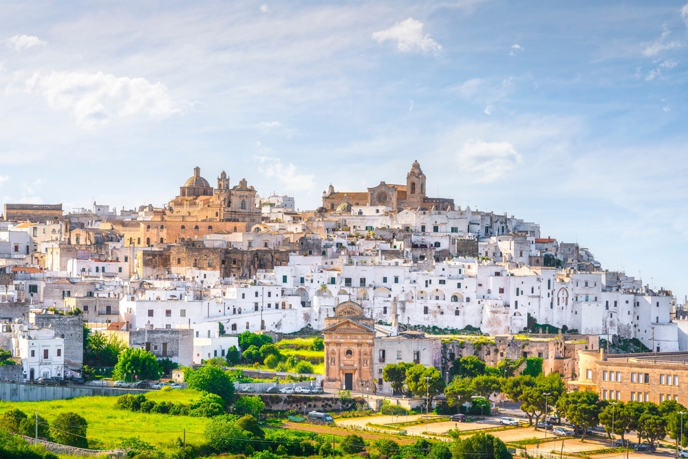 Blick auf die weiße Stadt Ostuni in Apulien