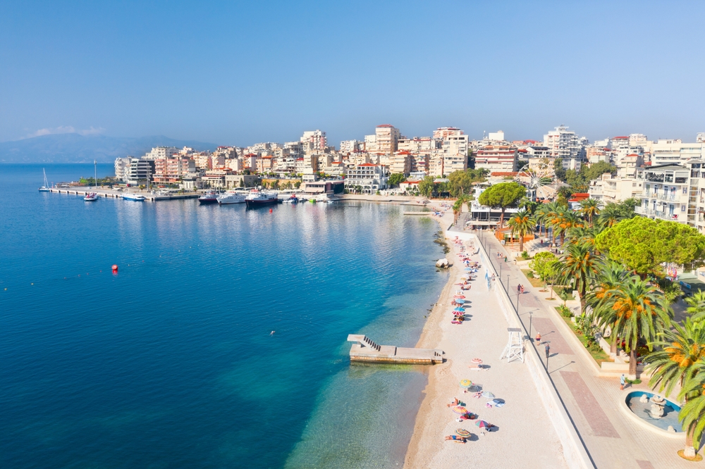 Blick über Sarandë mit der Promenade und dem Hafen