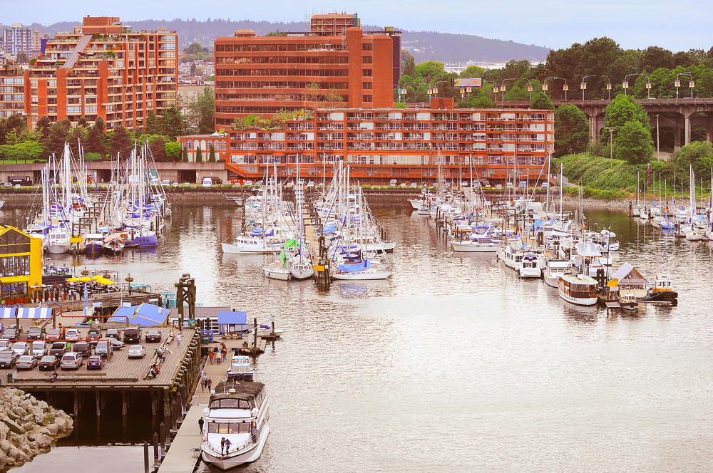 Boote am Granville Island Public Market in Vancouver am Abend