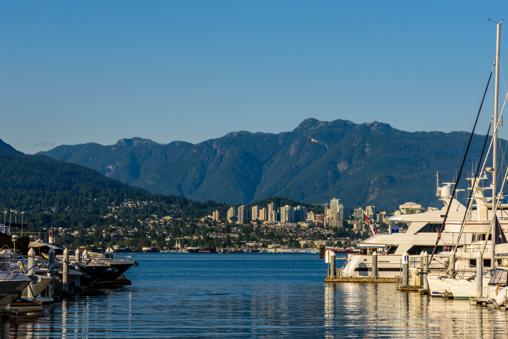 Boote im Jachthafen von Coal Harbour in Vancouver an einem sonnigen Sommertag
