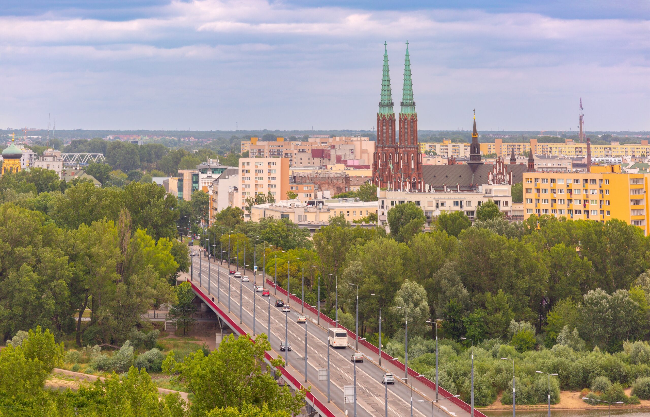 Brücke Richtung Praga in Warschau mit der Kathedrale St. Michael und St. Florian