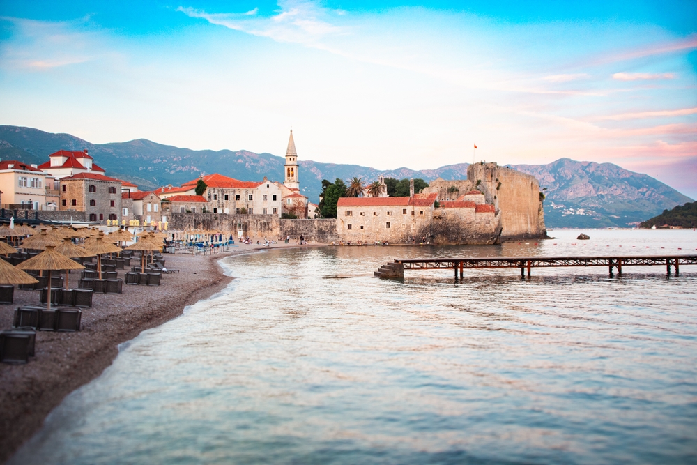 Die Altstadt und der Strand von Budva