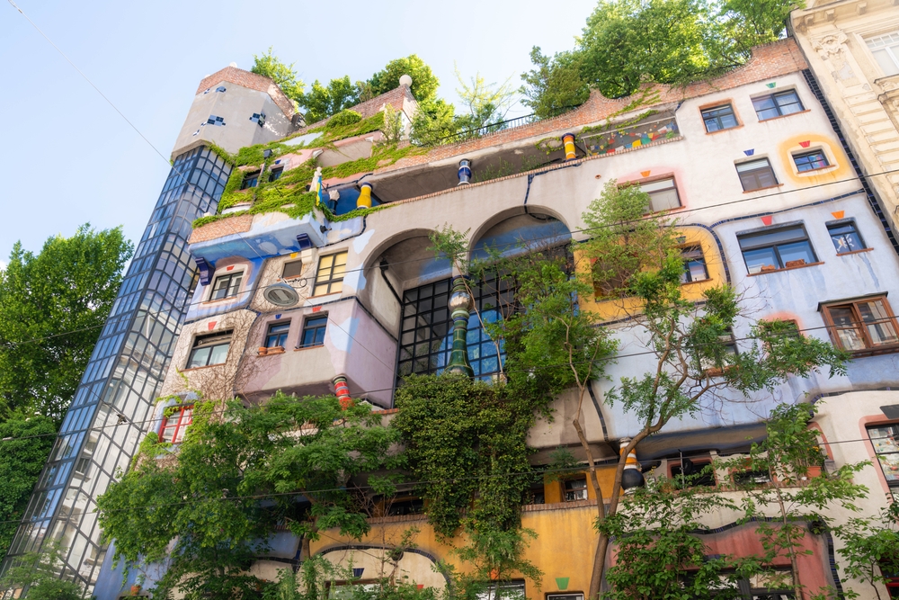 Bunte Fassade des Hundertwasserhauses in Wien