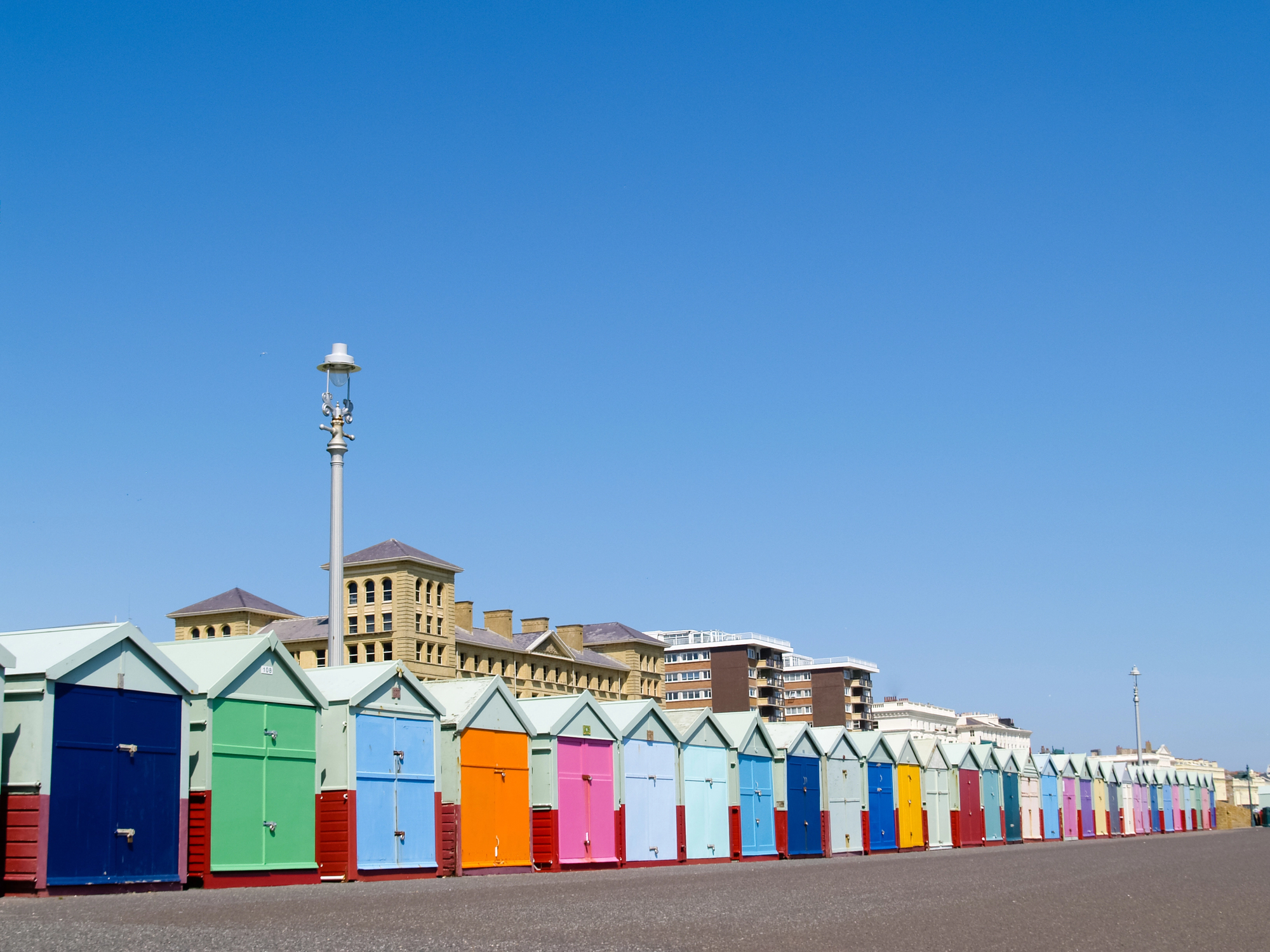 Bunte Strandhütten an der Strandpromenade in Hove