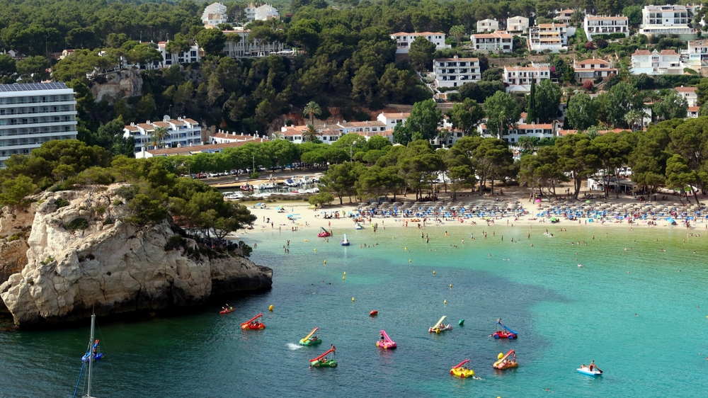 Bucht und Strand von Cala Galdana auf Menorca