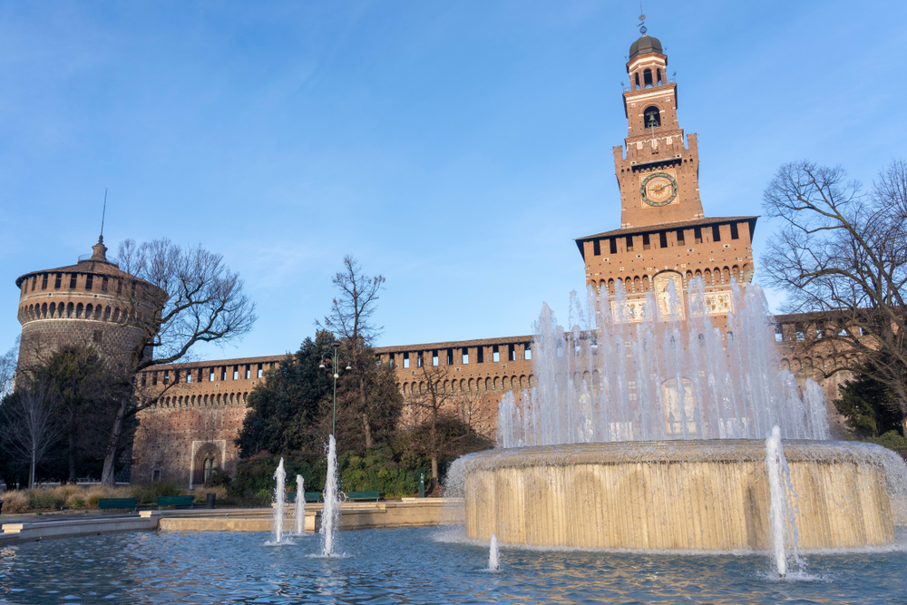Filarete-Turm und Brunnen vor dem Castello Sforzesco in Mailand