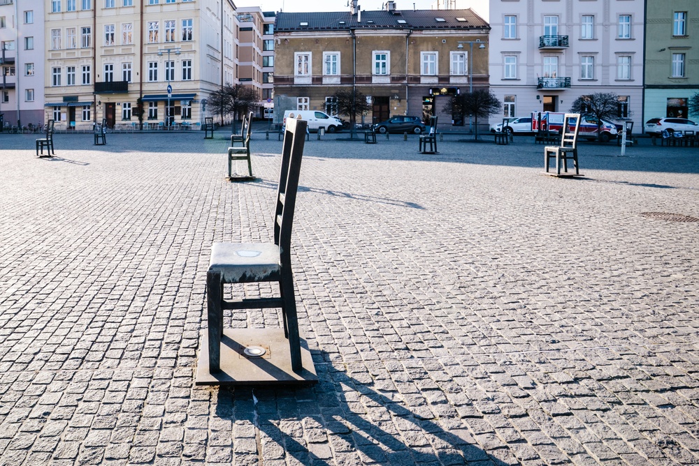 Das Denkmal mit den leeren Stühlen auf dem Plac Bohaterów Getta in Podgórze in Krakau