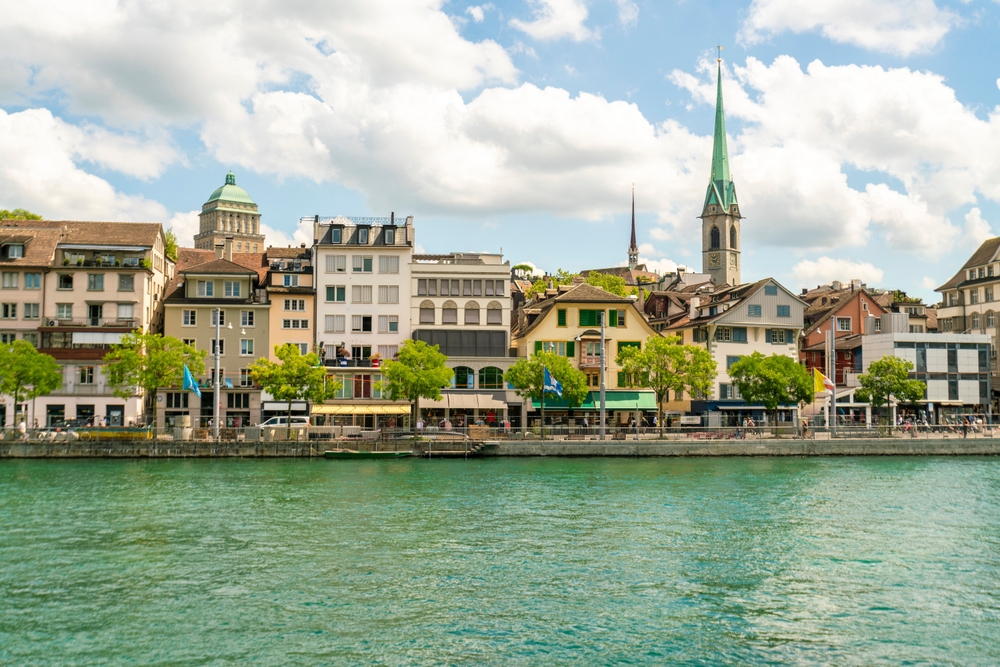 Das Niederdorf in Zürich von der Limmat aus gesehen