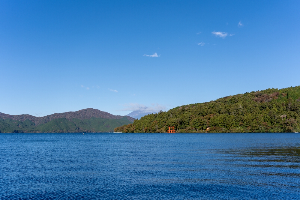 Das rote Torii am Ashi-See in Hakone mit dem Fuji im Hintergrund