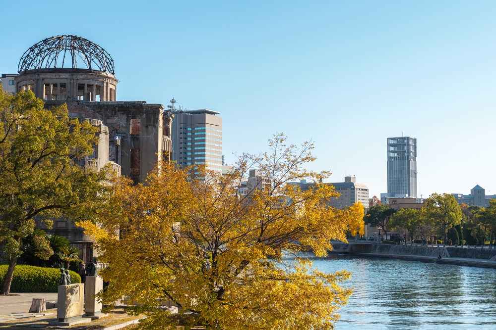 Der Atombombendom am Fluss Motoyasu im Friedenspark von Hiroshima im Herbst