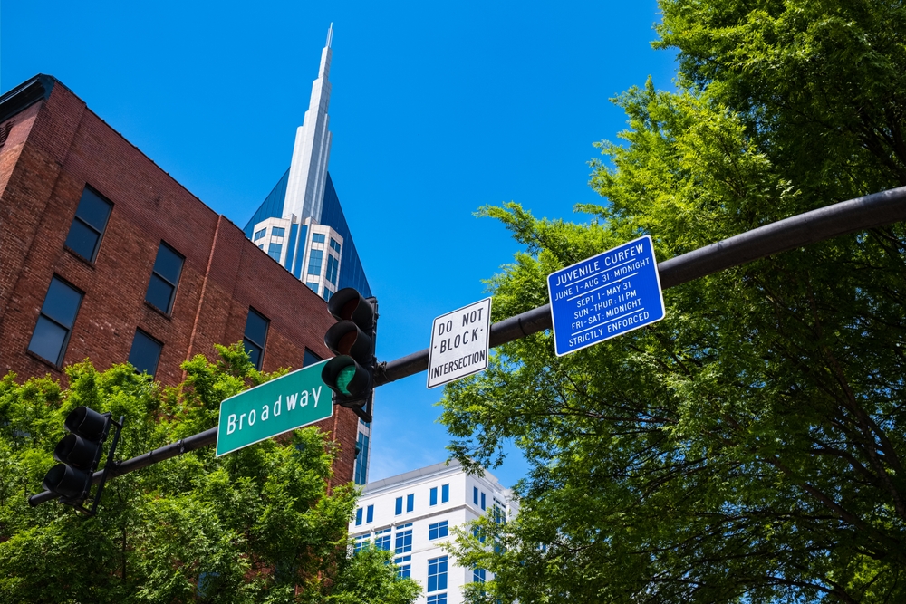 Der Broadway in Downtown Nashville mit älteren und modernen Gebäuden