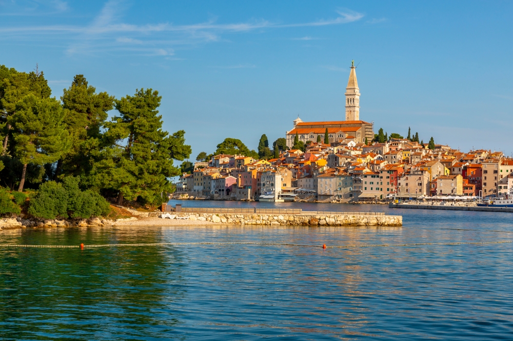 Der Hafen und die Altstadt von Rovinj mit der Kirche der Heiligen Euphemia ganz oben