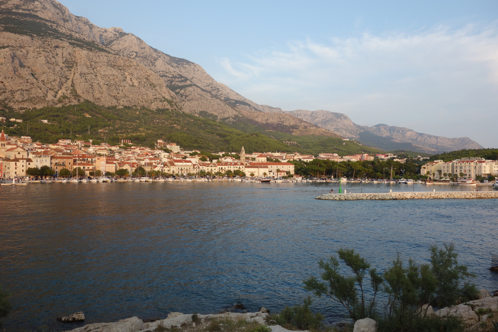 Der Hafen von Makarska mit dem Bergmassiv Biokovo im Hintergrund