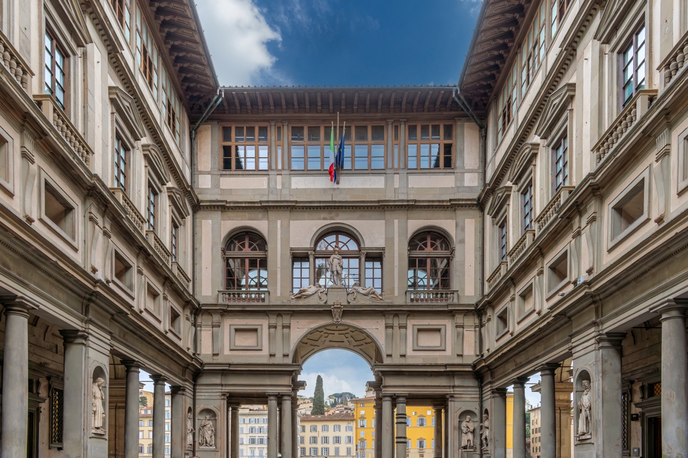 Der Innenhof mit Arkaden an den Uffizien in Florenz
