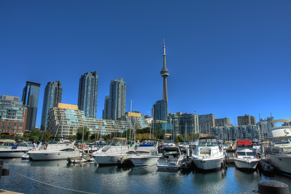 Der Jachthafen Marina Quay West am Queens Quay an der Harbourfront in Toronto mit dem CN Tower im Hintergrund