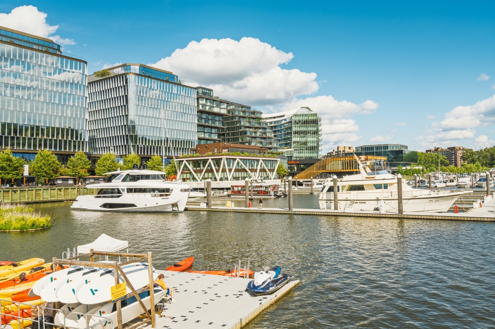 Der Jachthafen und die Uferpromenade von The Wharf in Washington, D.C.