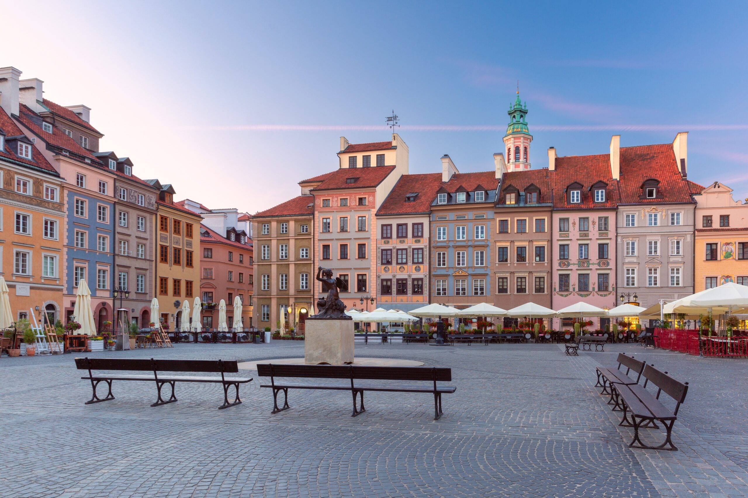 Der Marktplatz der Altstadt von Warschau mit bunten Häusern am frühen Morgen
