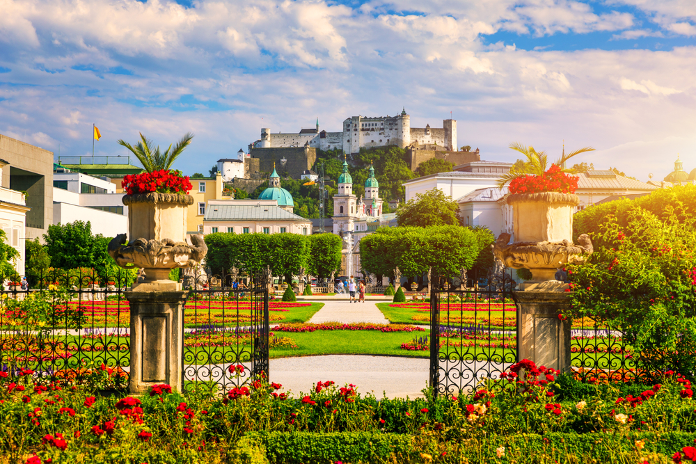 Der Mirabellgarten in Salzburg mit der Festung Hohensalzburg im Hintergrund
