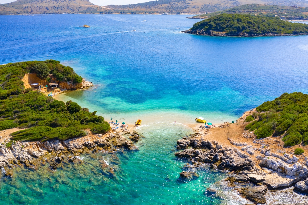 Der Strand Bora Bora in Ksamil mit den kleinen Inseln im Wasser