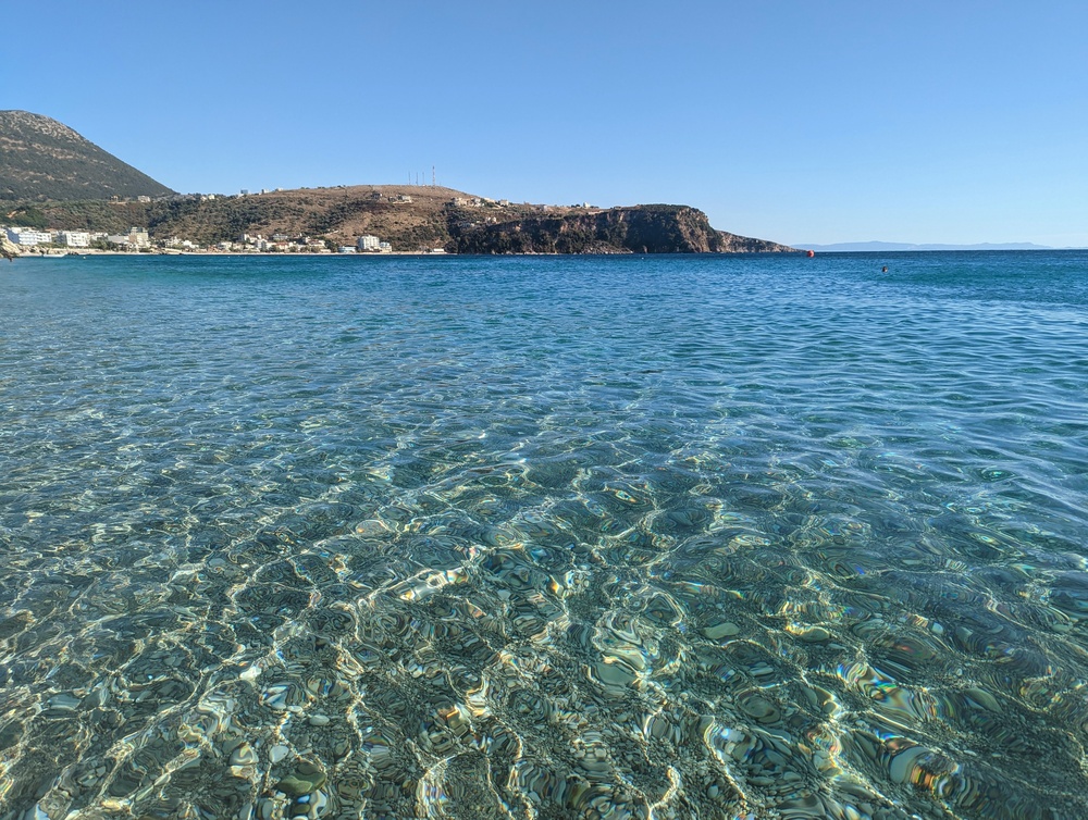 Der Strand im Ort Himarë an der Albanischen Riviera