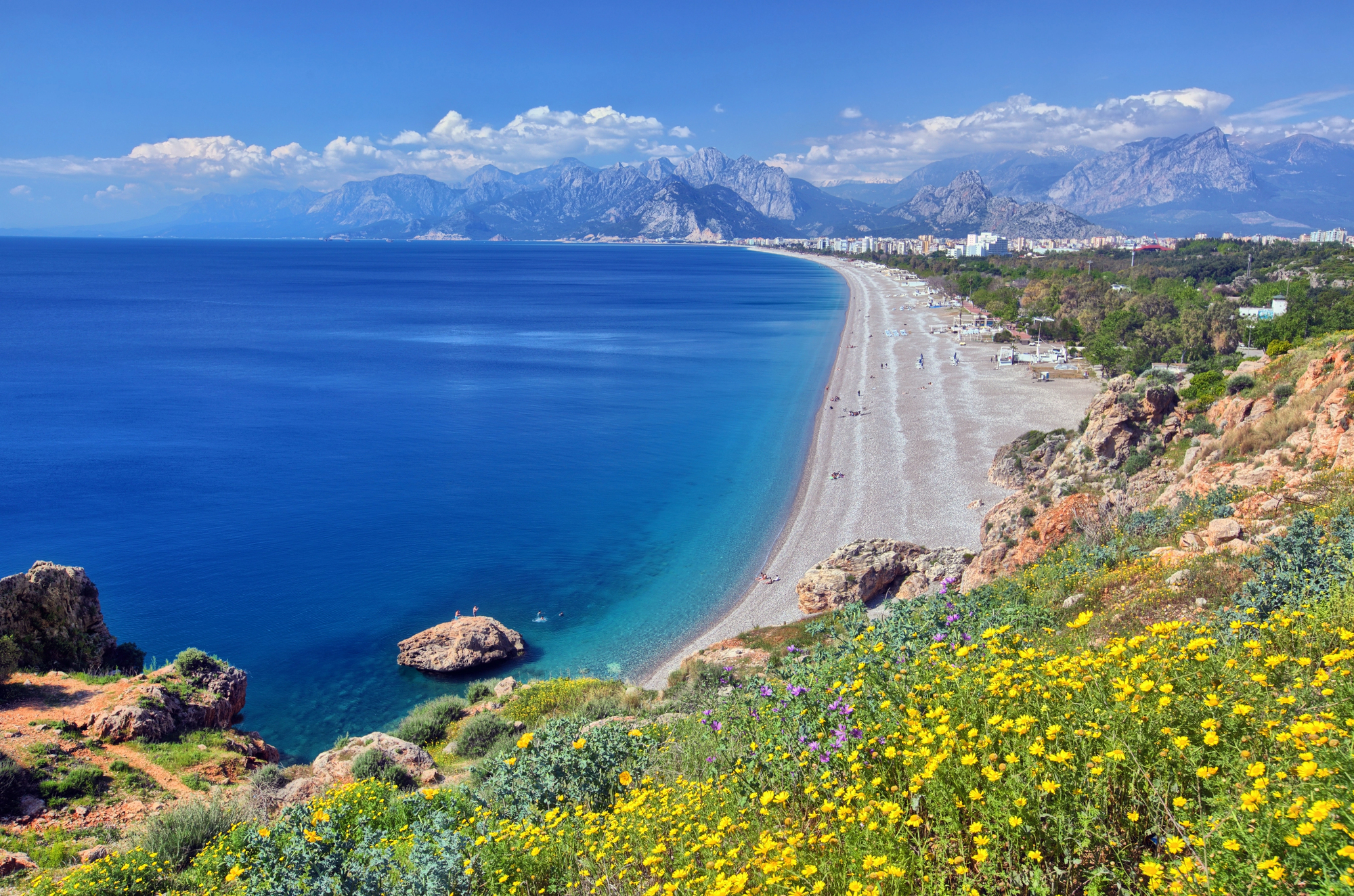 Der Strand von Konyaaltı in Antalya am Mittelmeer