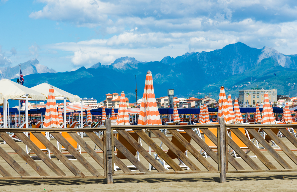 Der Strand von Viareggio mit den Apuanischen Alpen im Hintergrund