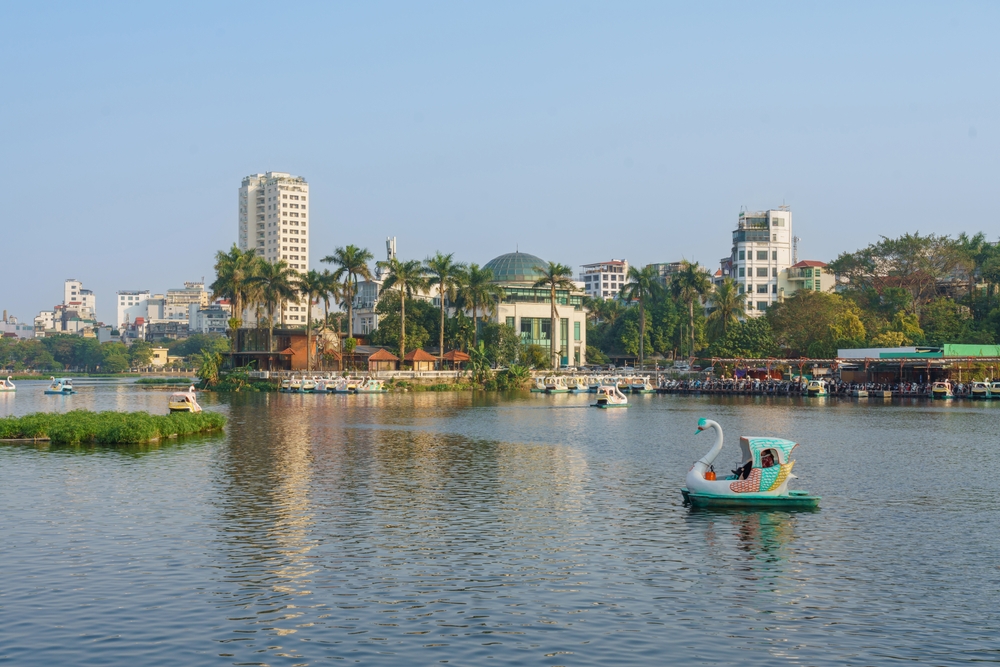 Der Truc-Bach-See in Hanoi mit den Häusern der Stadt am Ufer