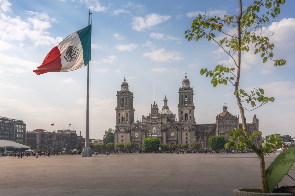Der Zócalo mit der mexikanischen Flagge und der Kathedrale im Centro Histórico von Mexiko-Stadt