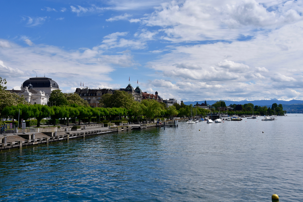 Der Zürichsee mit dem Seefeld und der Oper an einem Sommertag