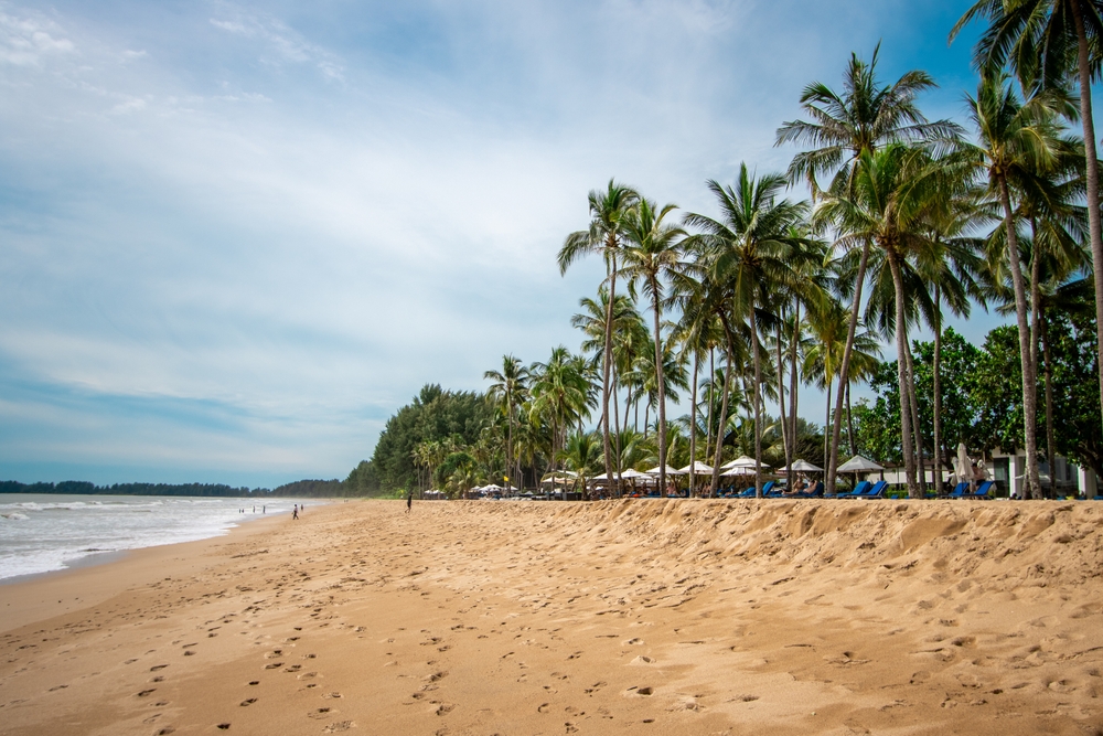 Der ruhige Strand Khuk Khak Beach in Khao Lak