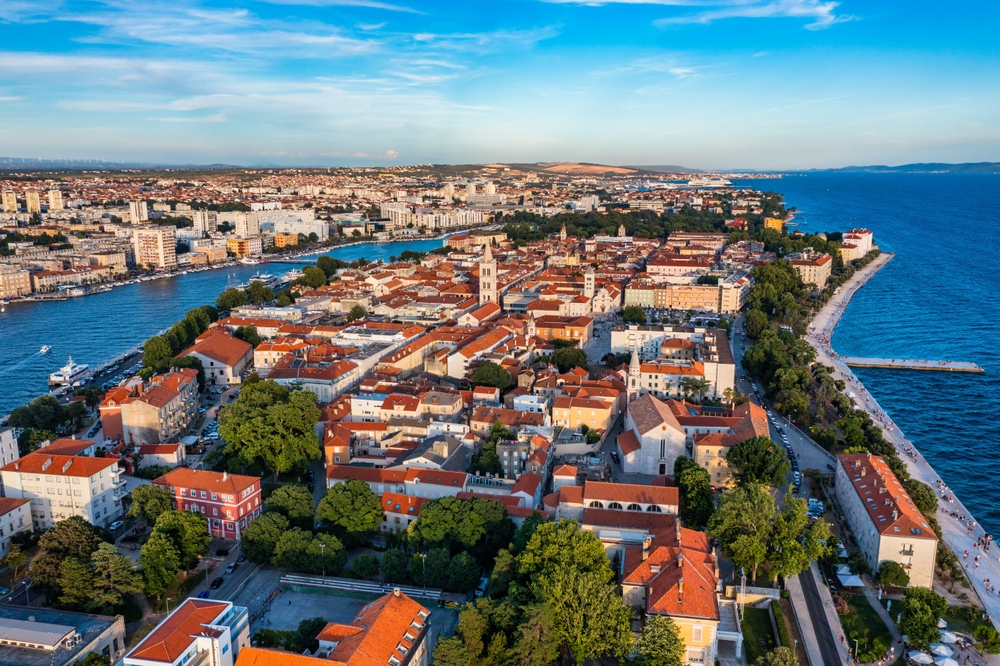 Die Altstadt von Zadar auf der Halbinsel aus der Luft gesehen