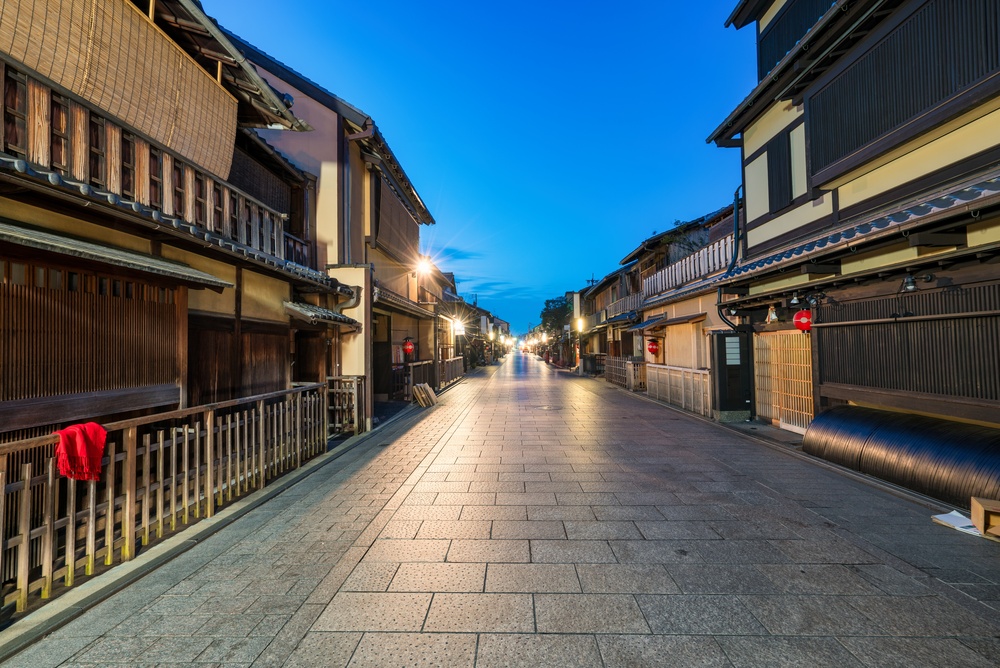 Die Hanamikoji-Straße in Gion in Kyoto im Morgengrauen