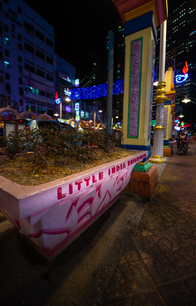 Die Jalan Tun Sambanthan in Little India in Brickfields in Kuala Lumpur am Abend
