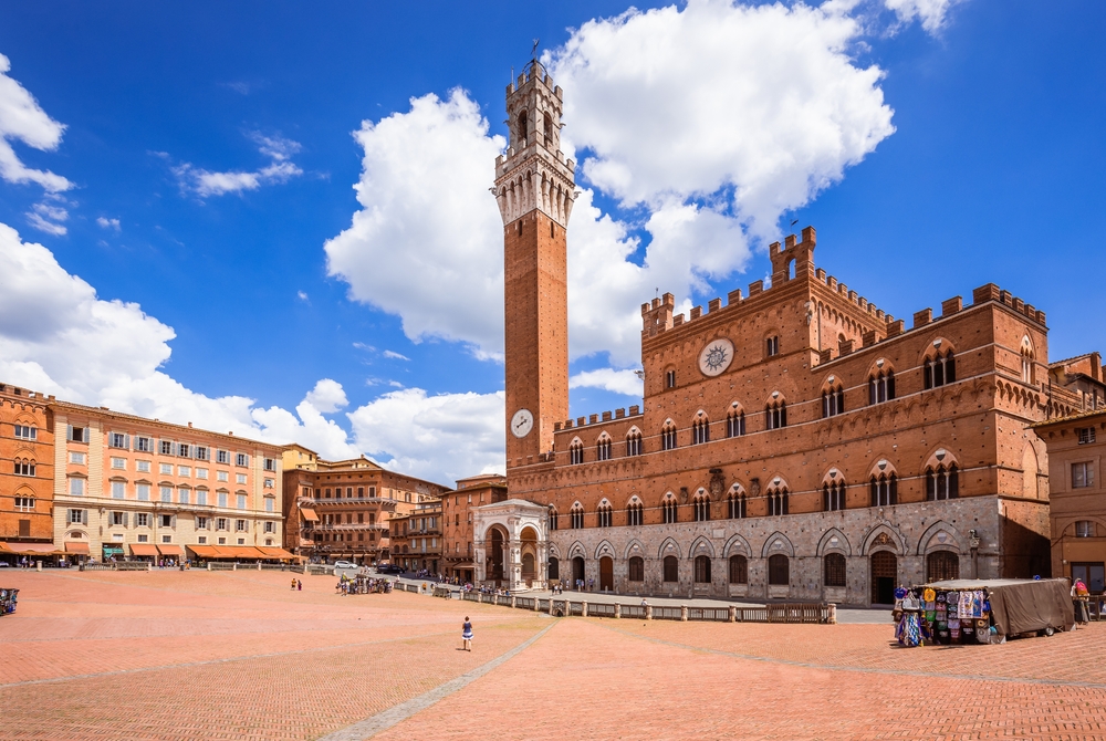 Die Piazza del Campo mit dem Rathaus und dem Turm Torre del Mangia in Siena