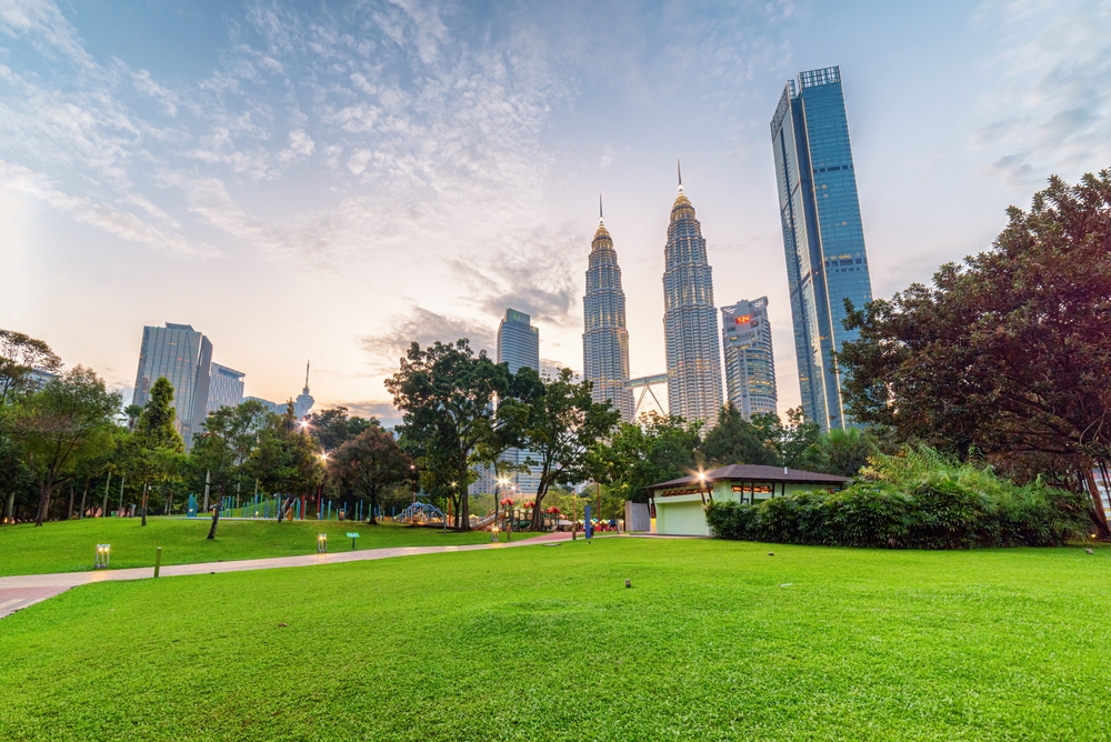 Die Rasenfläche im KLCC Park mit den Petronas Towers im Hintergrund