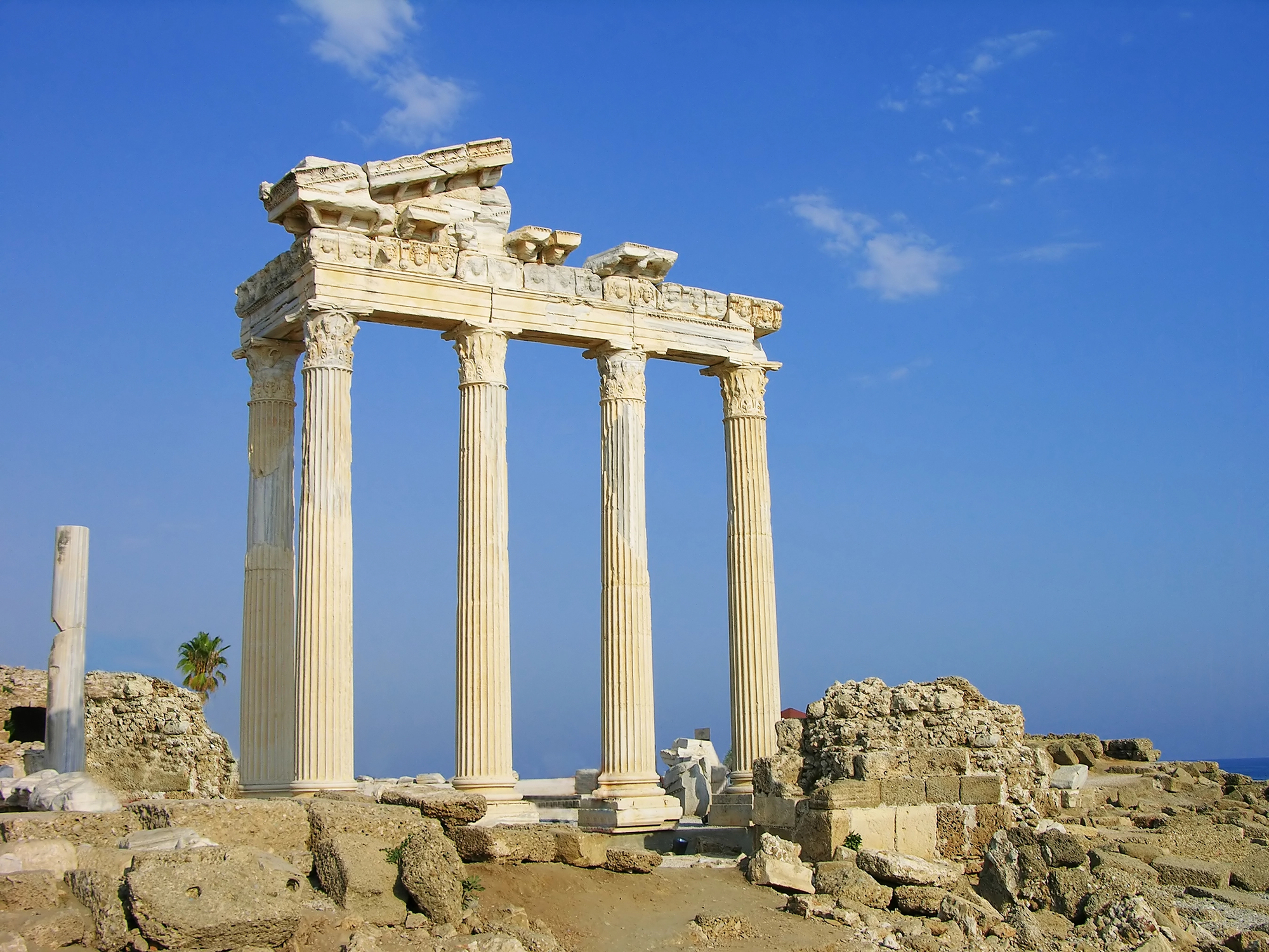 Die Ruinen des Apollon-Tempels in Side bei Sonnenuntergang