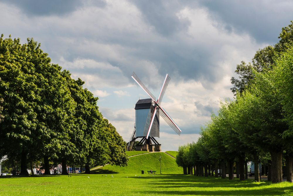 Die Sint-Janshuismolen auf den Stadtwällen am Kruisvest im Viertel Sint-Anna in Brügge