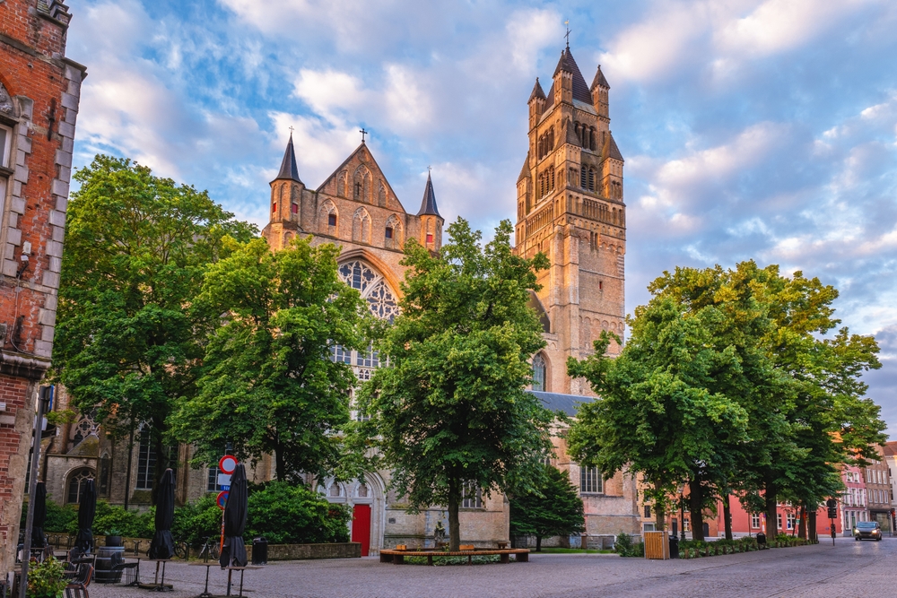 Die Sint-Salvatorskathedraal zwischen 't Zand und Markt in Brügge