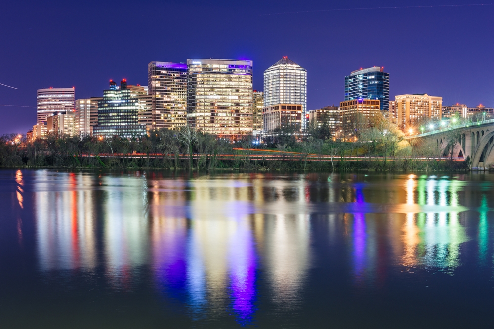Die Skyline von Rosslyn am Potomac am Abend
