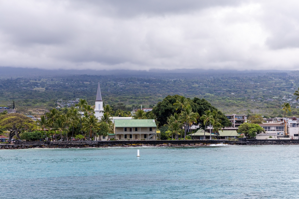 Die Uferfront von Kailua-Kona mit Palmen und einer Kirche