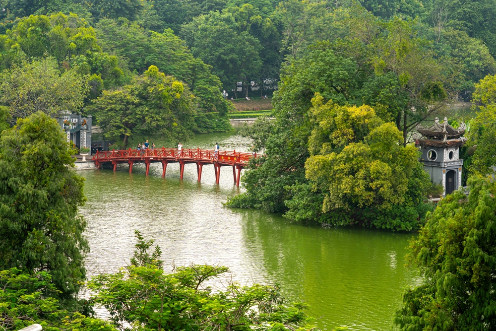 Die rote The-Huc-Brücke über den Hoan-Kiem-See in Hanoi