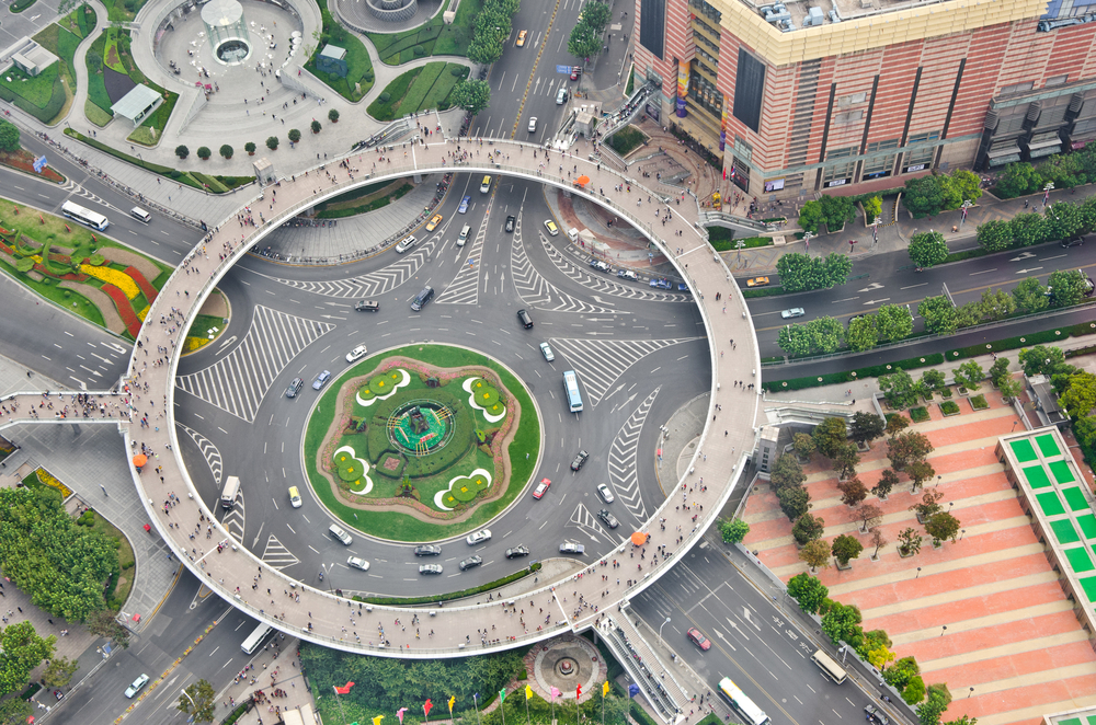 Die runde Fußgängerbrücke zwischen den Türmen in Lujiazui in Shanghai von oben gesehen