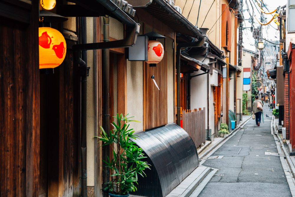Die schmale Restaurantgasse Pontocho bei Kawaramachi in Kyoto