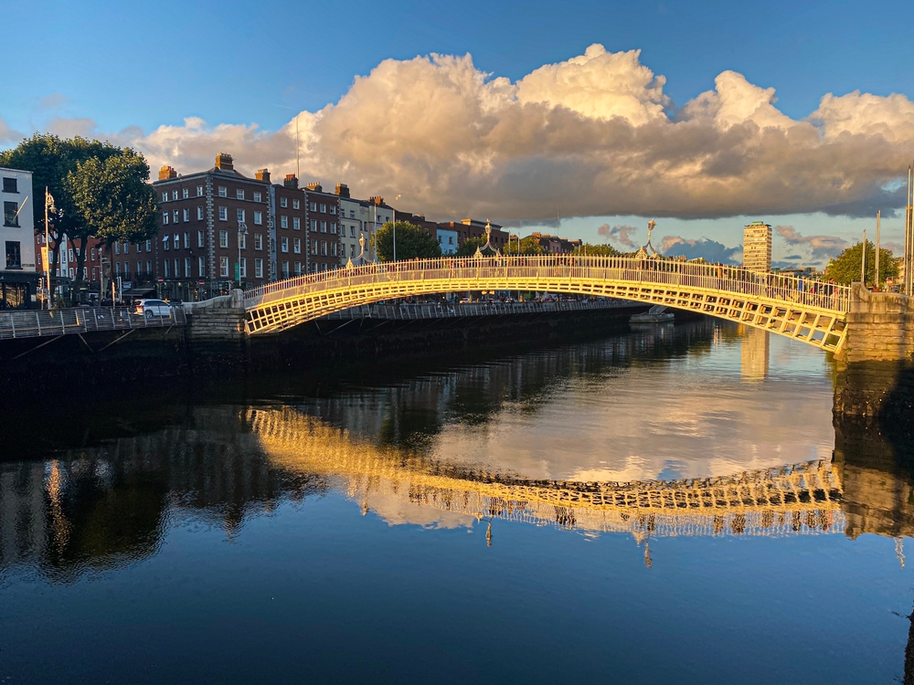 Die Ha'penny Bridge über den Liffey in Dublin bei Sonnenuntergang