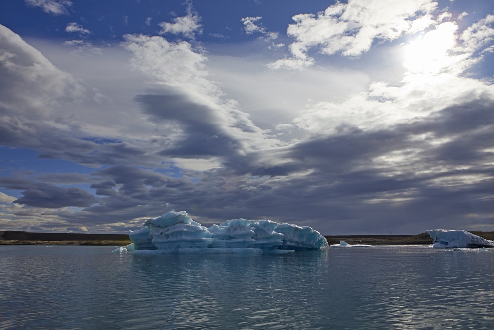 Eisberge in der Gletscherlagune Jökulsárlón am Fuß des Vatnajökull