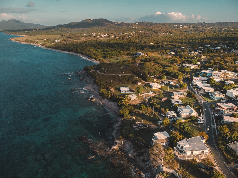 Esperanza auf Vieques aus der Luft gesehen mit dem blauen Meer