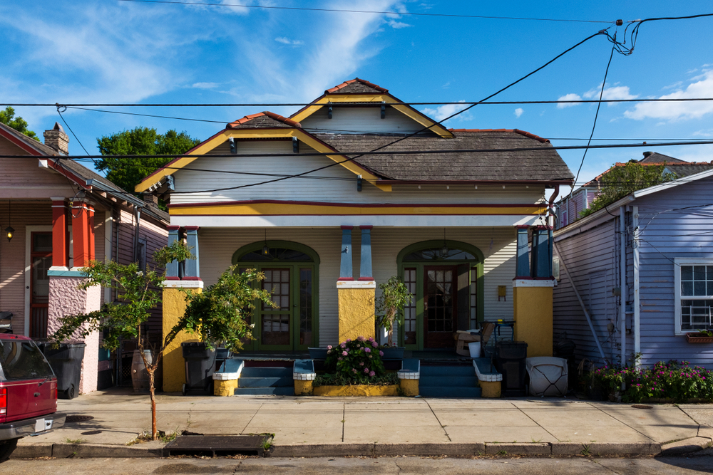 Fassade eines farbenfrohen traditionellen Hauses in Marigny in New Orleans