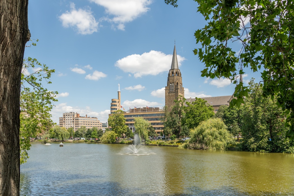 Blick über die Teiche von Ixelles auf das Flagey-Gebäude in Brüssel