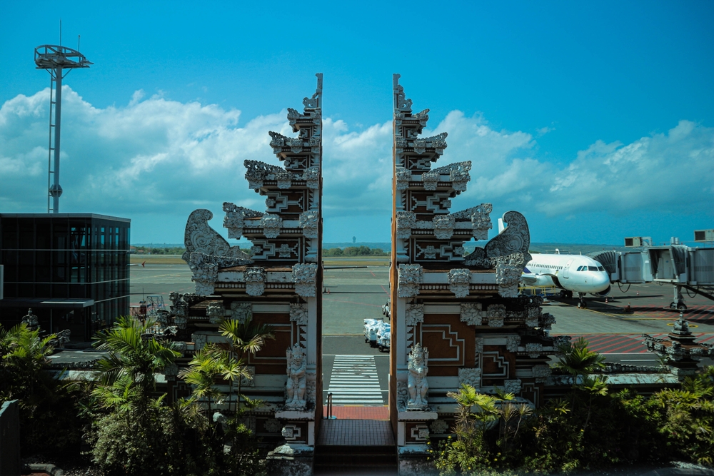 Das traditionelle balinesische Tor am Flughafen Bali, I Gusti Ngurah Rai International Airport